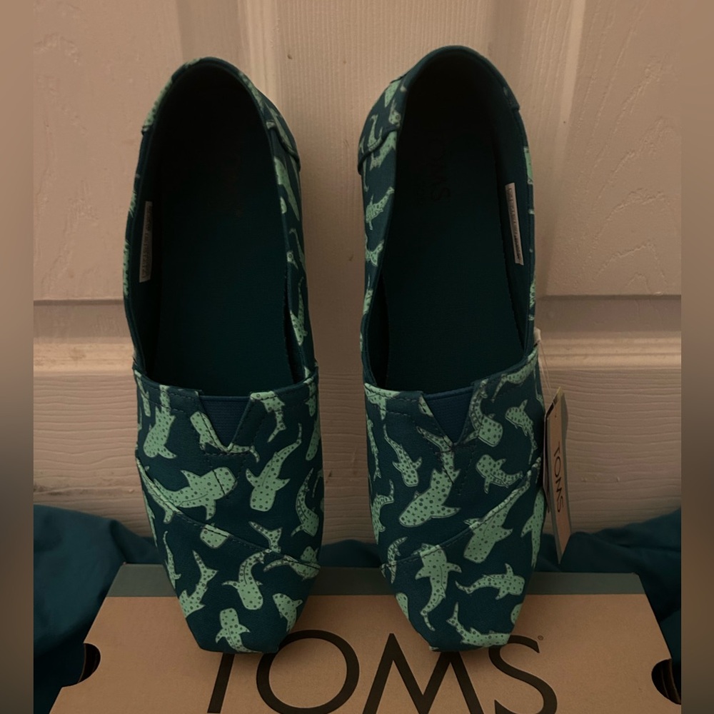 Glow in the dark women’s whale shark Tom’s! Size 9. NWT